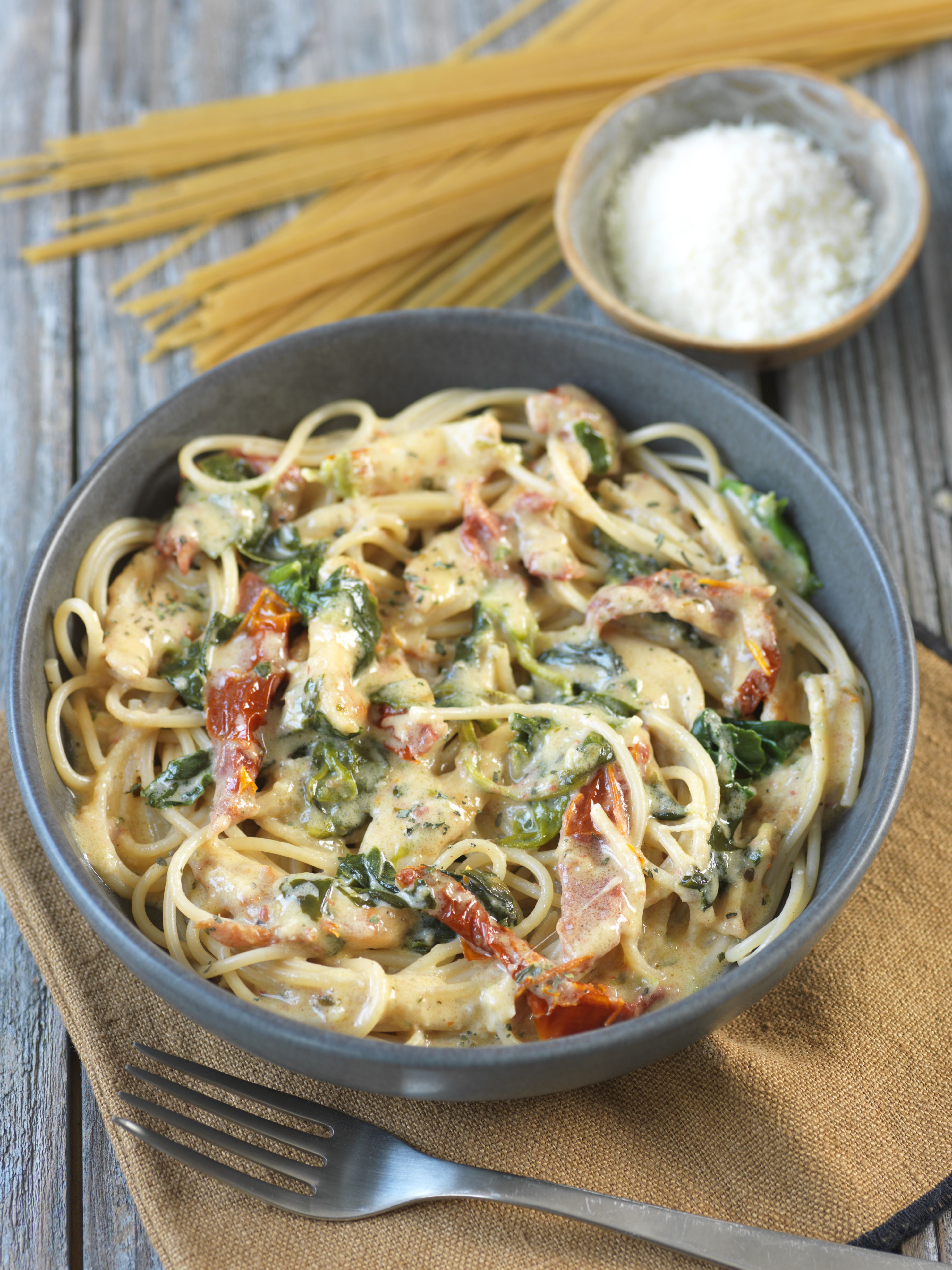 Poulet crémeux au parmesan, spaghettis, épinards et tomates séchées Poulet crémeux au parmesan, spaghettis, épinards et tomates séchées