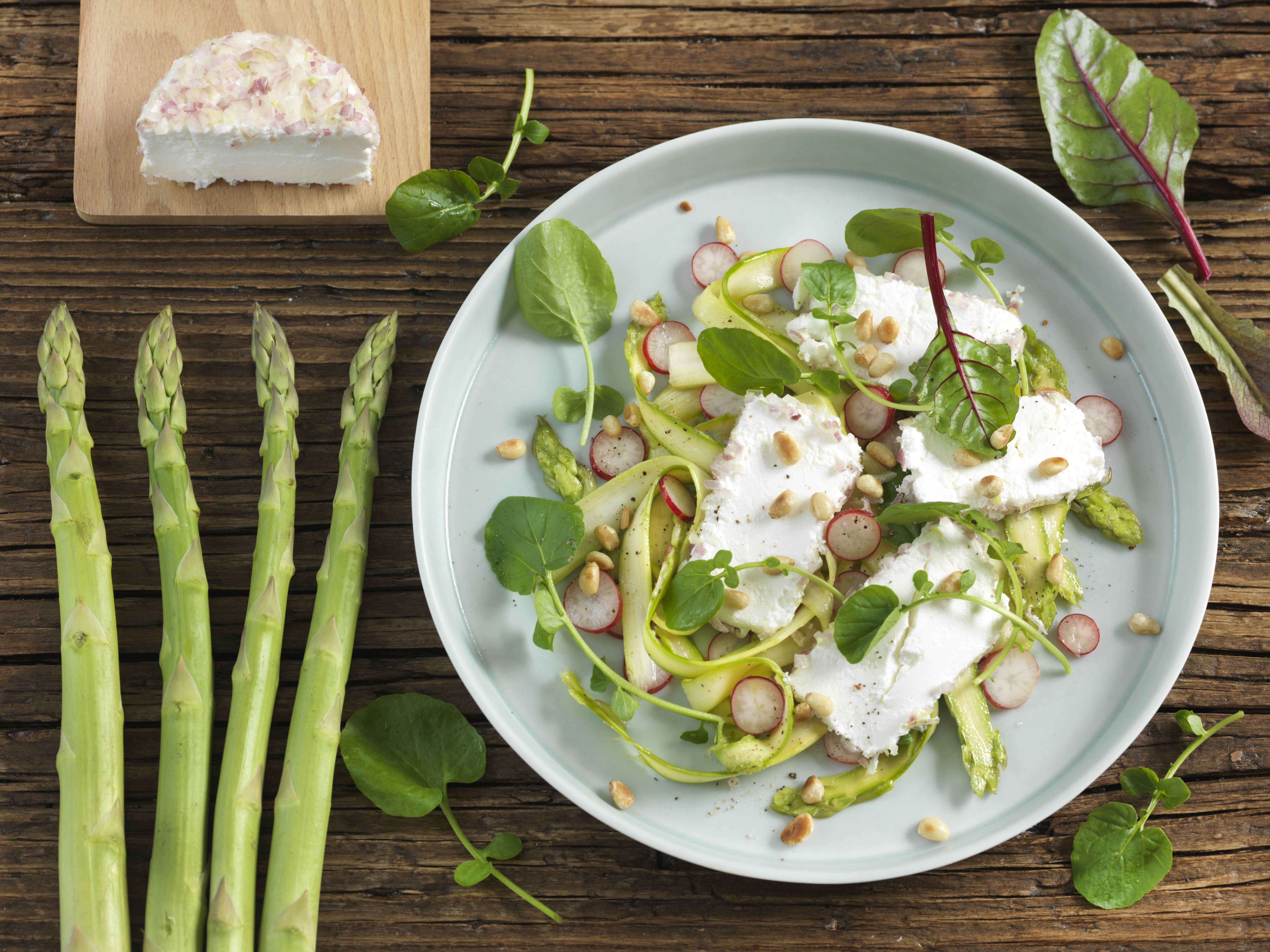 Salade d'asperges crues au Crottin à l'échalote Salade d'asperges crues au Crottin à l'échalote