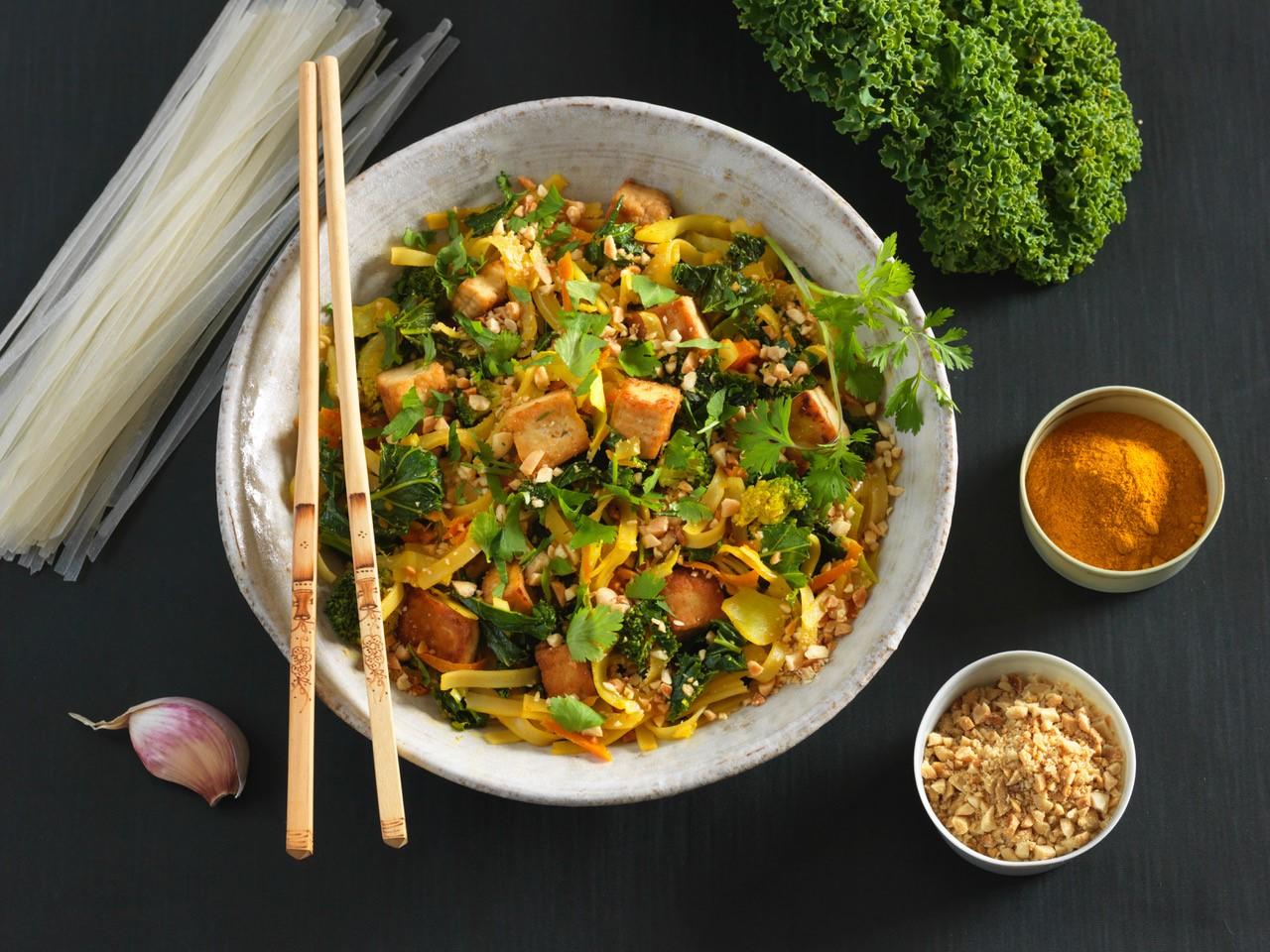Pad Thaï au tofu fumé et légumes d’hiver Pad Thaï au tofu fumé et légumes d’hiver