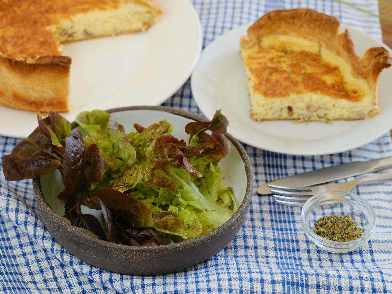 Quiche lorraine et salade feuille de chêne aux aromates